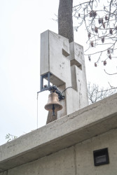 Zvonice s křížem, která na přítomnost kaple upozorňuje směrem ven z areálu. (Kaple v Praze-Záběhlicích; JIRSA – ARCHITEKTI)