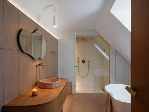 Horní patro je koncipované jako samostatný apartmán s ložnicí, koupelnou a ateliérem. (Dům Oskar, Jan Žaloudek)