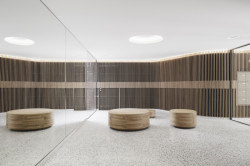 Studio AVENIER CORNEJO architectes navrhlo na břehu kanálu na předměstí Paříže obytný soubor třech domů s různým odstínem lícových cihel