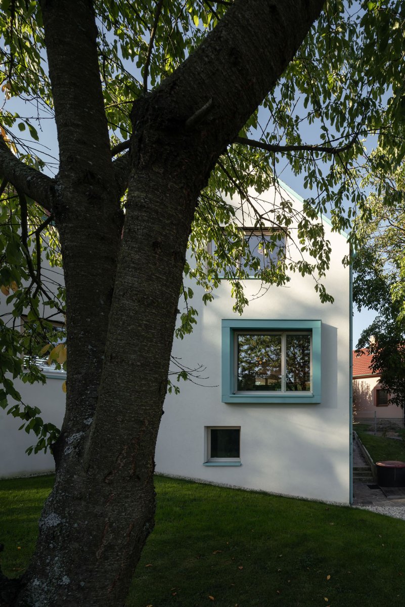Z konstrukčního hlediska jde o zděný dům. (Rodinný dům v Klokočné od ateliéru Chrama)