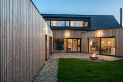 Rodinný dům v Bystřici nad Perštejnem, studio AEIOU: Pokoje se otevírají do zahrady velkoformátovými okny