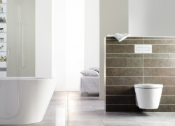 Keramická WC bez oplachovacího okraje patří k modernímu vybavení koupelen. Přitom ovšem nepříznivá dynamika vody vede k občasnému vystříknutí vody během splachování. Splachovací nádržky Viega s integrovanou škrticí klapkou tomuto jevu nyní zcela zabrání.