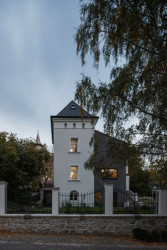 Zrekonstruovaná vila poblíž Prahy od Karnet architekti