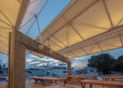 Průsvitná fólie propouští světlo. (Gruž Market v Dubrovníku, studio ARP / Peračić-Veljačić)