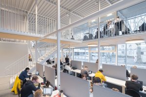 Vnitřní prostor je navržen tak, aby inicioval a umožňoval různé studentské interakce a aktivity. (Gustav Düsing & Max Hacke, Studijní pavilon)