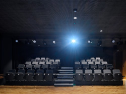 Kinosál v přízemí (Centrum Hořec; ADR)