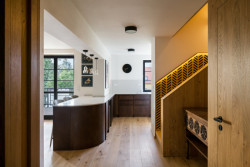 Rekonstrukce řadového domu u letiště, No Architects: Kromě celkové rehabilitace byla v domě kompletně vyměněna infrastruktura, vyměněna okna, zateplena fasáda, znovu postavena terasa, přestavěna střecha a mnoho dalšího