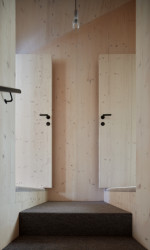 Dřevěná chata na břehu Vranovské přehrady od studia Prodesi/Domesi