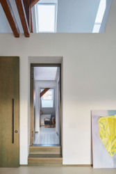 Rekonstrukce domu v Jindřichově Hradci od Matěje Šebka a Martina Petříka: Osvětlují je převážně střešní okna.