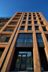 Dříve lihovar, dneska 240 bytů všech velikostí. A vyrostou další byty, kanceláře a restaurace.