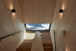 Schodiště osvětluje malé okno umístěné na úrovni mezipodesty. (Chalupa Milada, studio ADR)