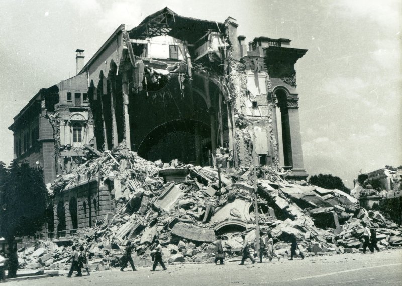 Jedna ze zničených budov ve Skopje vlivem zemětřesení.