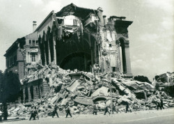 Jedna ze zničených budov ve Skopje vlivem zemětřesení.