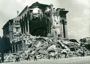 Jedna ze zničených budov ve Skopje vlivem zemětřesení.