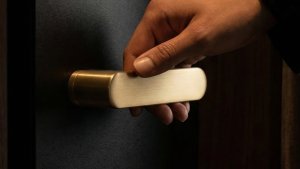 Minimalistické kliky od MP KOVÁNÍ. Zamykají se bez klíču, pomocí tlačítka.