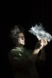 Umělecký ředitel společnosti Lasvit Maxim Velčovský představuje čtyřmetrovou skleněnou uměleckou plastiku