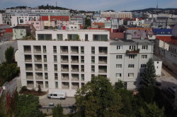 Novostavba bytového domu Zelený dvor citlivě doplňuje historickou strukturu Starého Mesta a přináší moderní městské bydlení ve vnitrobloku.