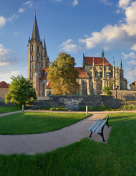 Rekonstruovala se toho celá řada - kostel sv. Bartoloměje, kostnice, budova staré farní školy, zvonice a taky parkán, tedy prostor mezi hradbami.