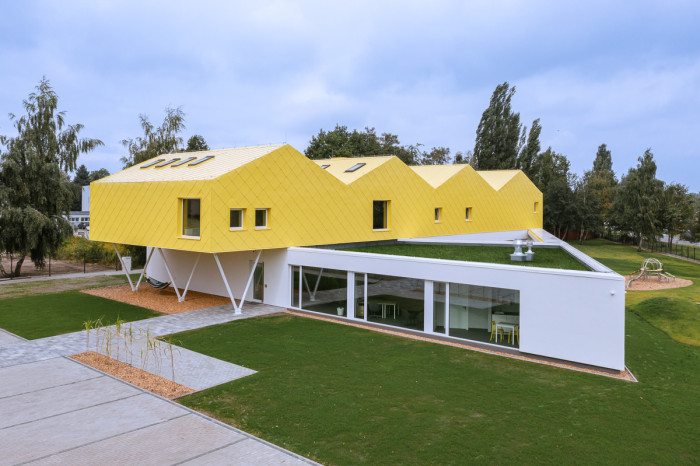 Ateliér xystudio navrhl nízkouhlíková a nízkoenergetická mateřskou školu v Polsku. Vyjímá se netradiční žlutou konstrukcí