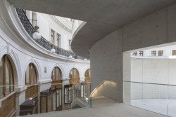 Dovnitř burzy je vložený válec z bílého betonu