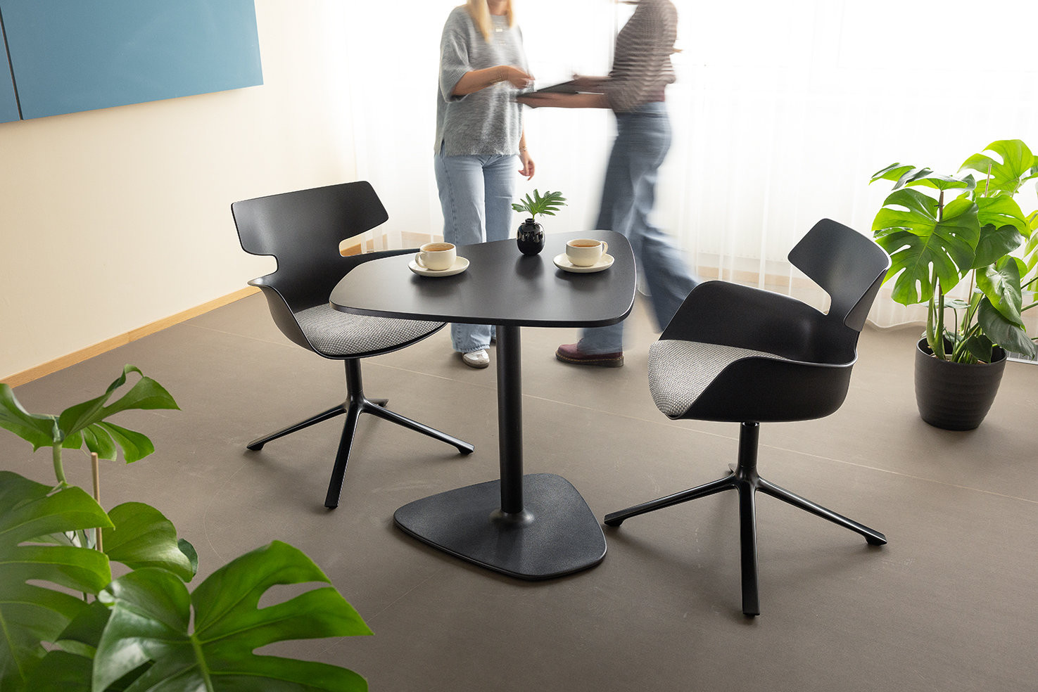 Kancelářská židle, která obejme - bloum od Wisner-Hager