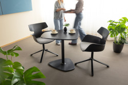 Kancelářská židle, která obejme - bloum od Wisner-Hager