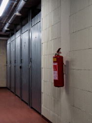 V podzemním podlaží se nachází technické zázemí domu či sklepní kóje k jednotlivým bytům. (Bytový dům Krušec, monom)