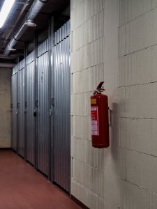 V podzemním podlaží se nachází technické zázemí domu či sklepní kóje k jednotlivým bytům. (Bytový dům Krušec, monom)