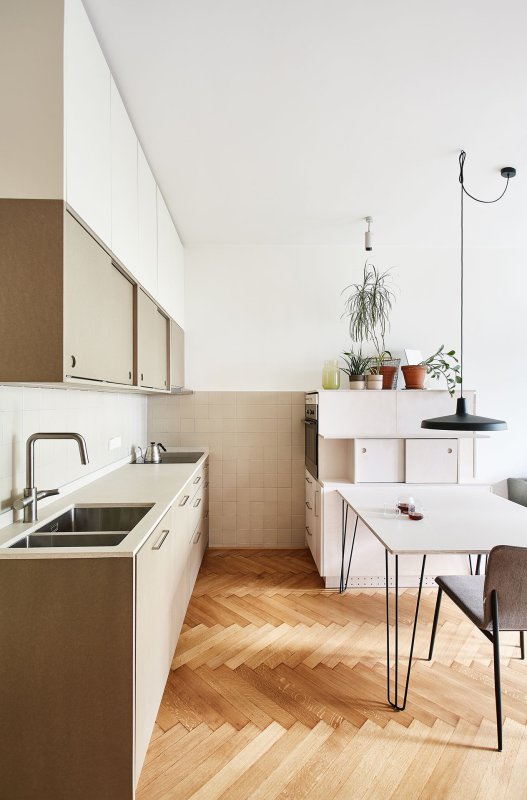 Kuchyně, jídelna a obývák v jednom. (Rekonstrukce bytu na Vinohradech, Markéta Bromová architekti)