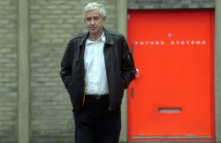 Jan Kaplický před svým studiem Future Systems.