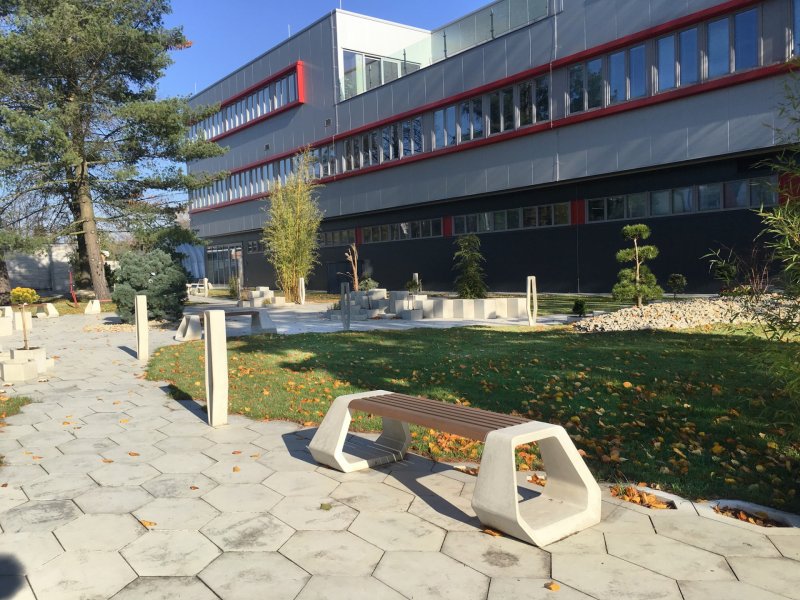 Park společnosti SVCS Process Inovation ve Valašském Meziříčí s mobiliářem H-E-X od PRESBETON, Next Level Studio/ Michal Kutálek. Zdroj: PRESBETON