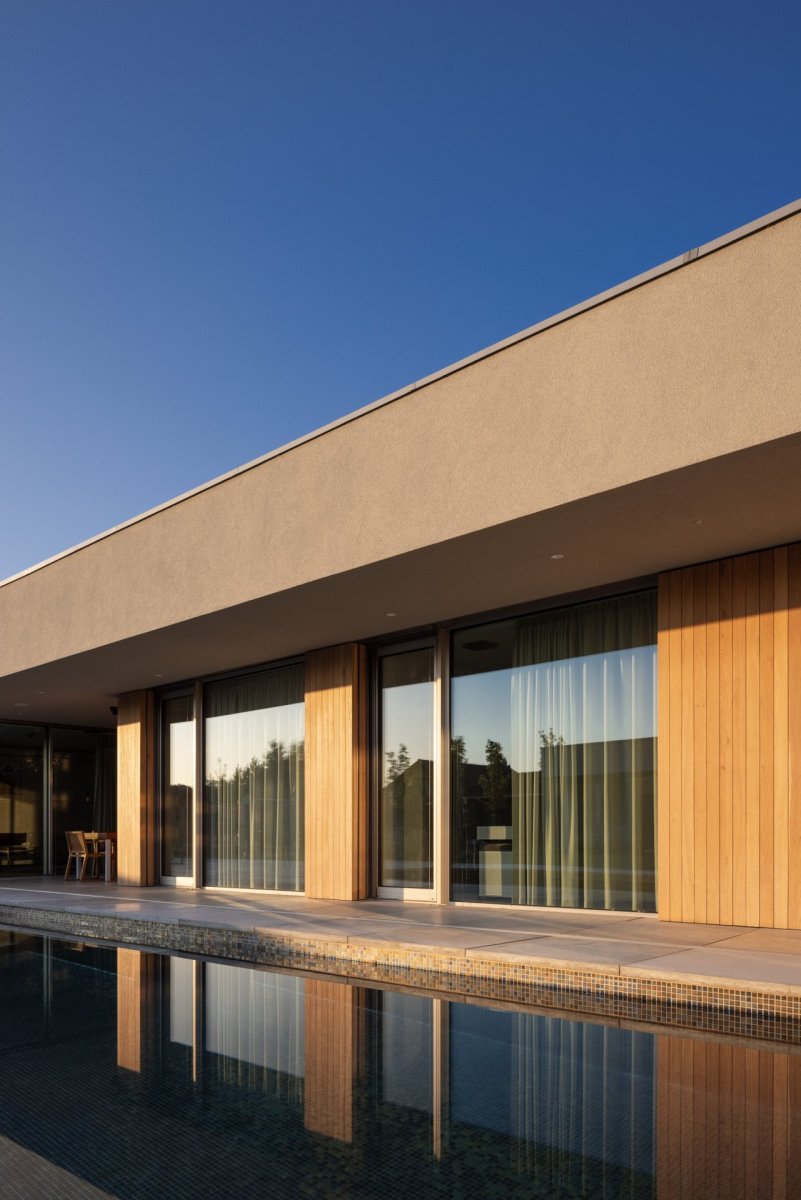 „Pracujeme s jednoduchou materialitou, necháváme vyznít samotnou strukturu domu a hru světla na čistých plochách,“ říkají architekti
