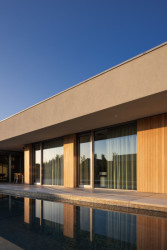 „Pracujeme s jednoduchou materialitou, necháváme vyznít samotnou strukturu domu a hru světla na čistých plochách,“ říkají architekti