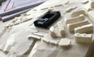 Terén okolí, po osazení zvlášť vytištěného 3D modelu řešeného objektu