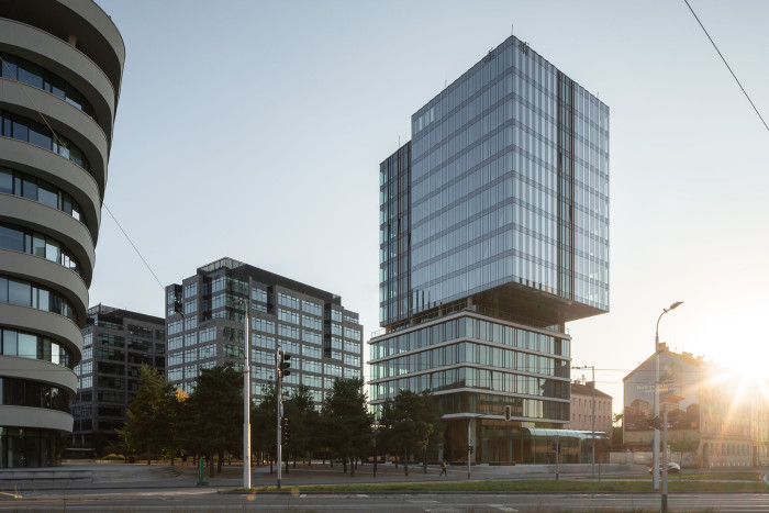 Na místě brněnského brownfieldu Vlněna vyrostl kancelářský komplex. Studio acht zde postavilo patnáctipodlažní prosklenou budovu s označením I.
