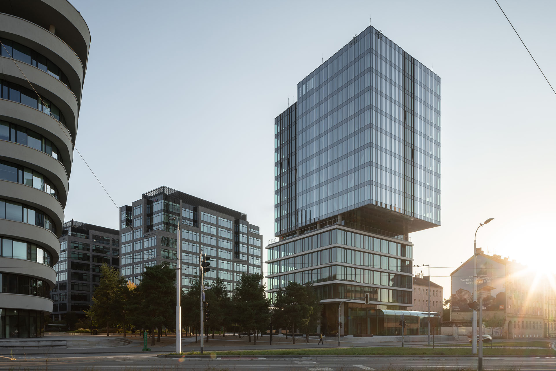 Na místě brněnského brownfieldu Vlněna vyrostl kancelářský komplex. Studio acht zde postavilo patnáctipodlažní prosklenou budovu s označením I.
