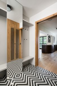 Rekonstrukce řadového domu u letiště, No Architects: Spojujícím znakem dřevěných prvků se stal dekor v podobě zrcadlově se opakujících diagonálních perforací ve dřevě a důmyslně provedený řemeslný detail