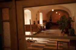 A tak se podařilo chátrající sídlo obnovit. Znovu žije, i když jinak. (Sadovsky & Architects, Apartmány v Rožnavě)