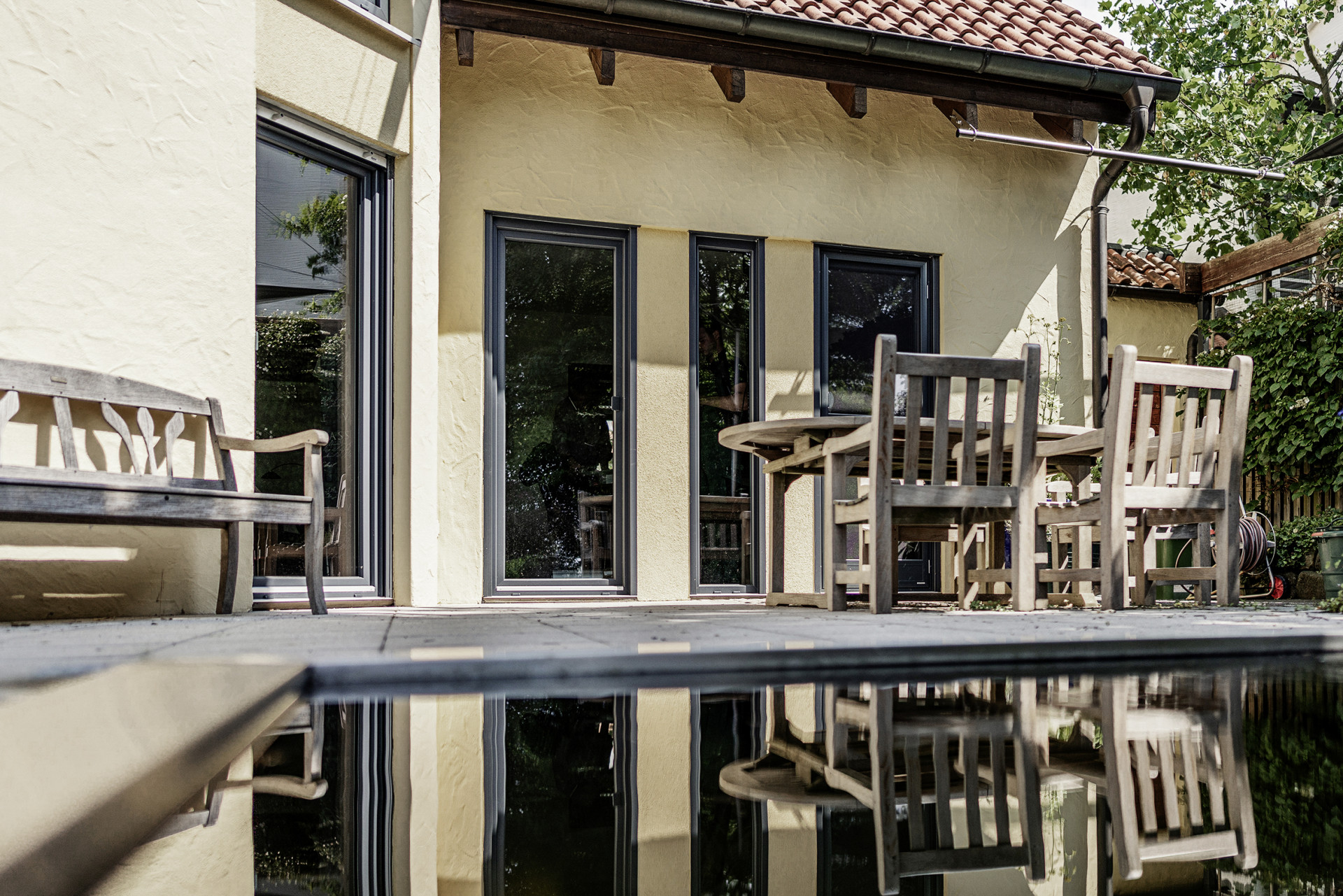 Německý výrobce okenních profilů REHAU vysvětluje, jak ušetřit elektrickou energii díky výměně oken