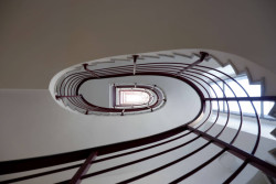 Český rozhlas Brno - během prohlídky uvidíte odkrytý mramor i původní barevnost