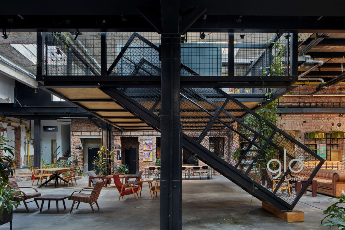 Architektonický atelier HORIZONT navrhl mezipatro do kavárny v pražských Holešovicích