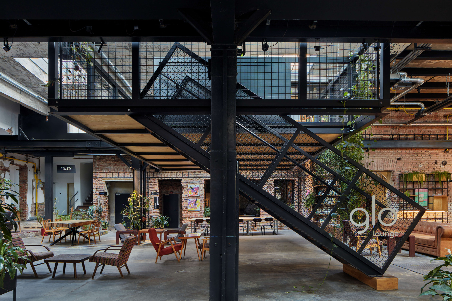 Architektonický atelier HORIZONT navrhl mezipatro do kavárny v pražských Holešovicích