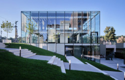 Hned vedle hotelu Fairmont Golden Prague byla otevřena nová galerie Kodl Contemporary.