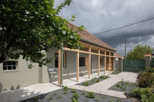 Nízkonákladová rekonstrukce dělnického domku v okresním městě Šaľa od ORA Architekti