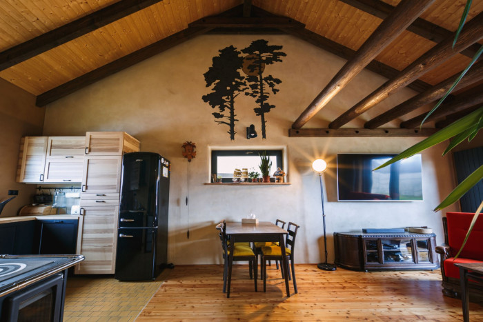 Hliněná omítka přirozeně vyrovnává vlhkost v interiéru.