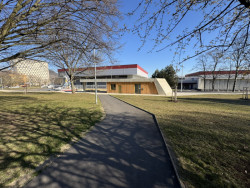 Vedle domku správců je venkovní sportoviště při sportovní hale. (Park Střed v Mostě, Rehwaldt Landscape Architects + Atelier Hoffman)