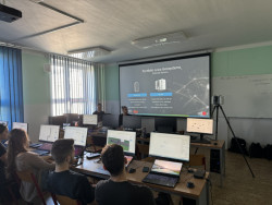 Praktickým ukázkám skenování předcházelo také něco málo z teorie 3D laserového sběru dat, se kterou studenty seznámili Ing. Jan Švejda a Ing. Robin Pflug ze společnosti Gefos.