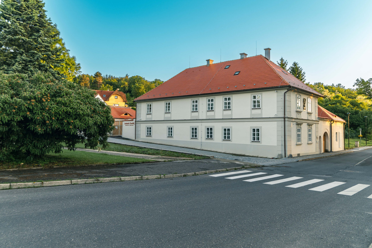 Rodný dům Antonína Dvořáka v Nelahozevsi prošel rekonstrukcí. (Autentická rekonstrukce barokního domu; Wright & Wright)