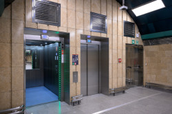 Zrekonstruovaná stanice metra Jiřího z Poděbrad je nově přístupná i osobám s omezenou schopností pohybu a orientace. 