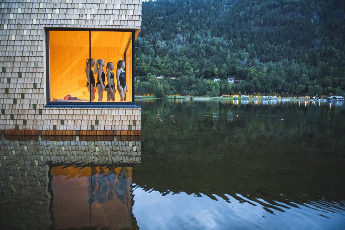 Feste Landscape Architecture navrhli saunu plující na norském jezeře Bandak